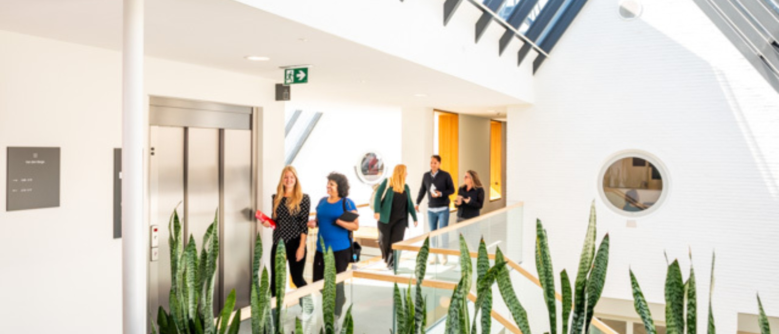 Medewerkers in gesprek op kantoor