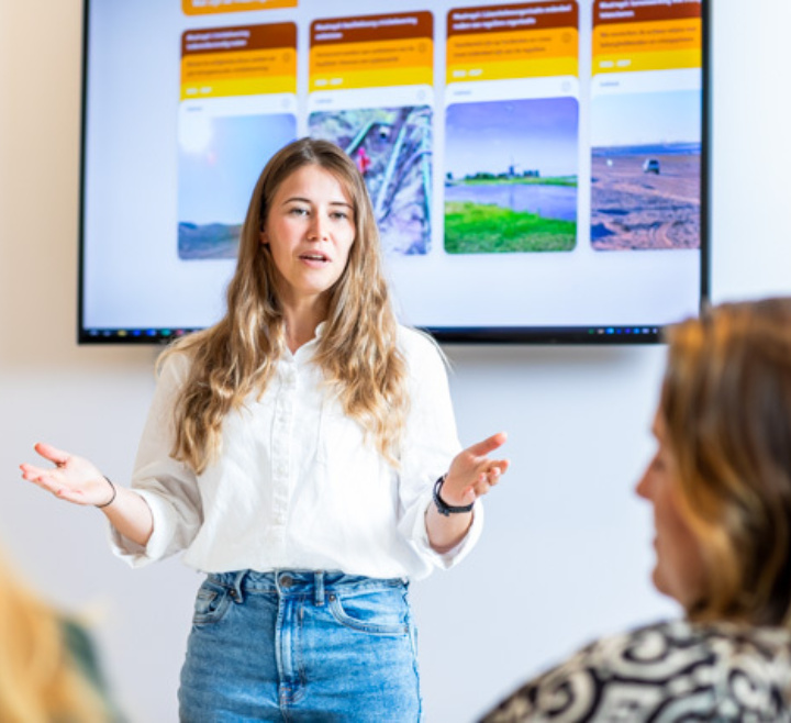 Medewerker geeft presentatie