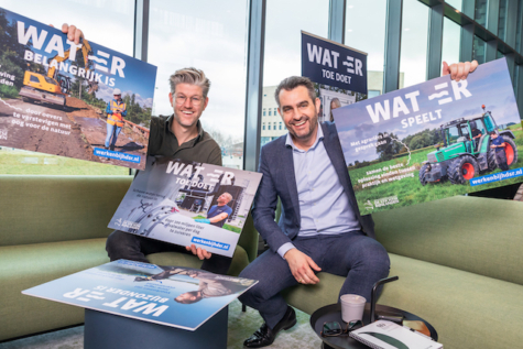 Vincent Hollander en Peter Honkoop tonen Wat-er posters