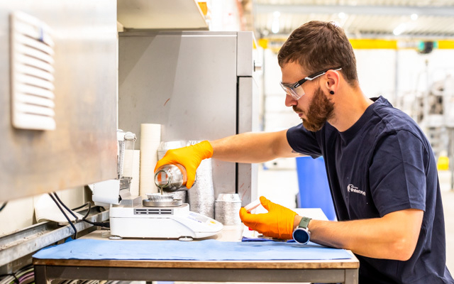 Medewerker in laboratorium met vloeistof aan het werk