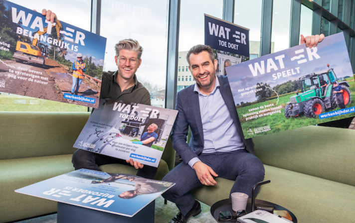 Vincent Hollander en Peter Honkoop tonen Wat-er posters